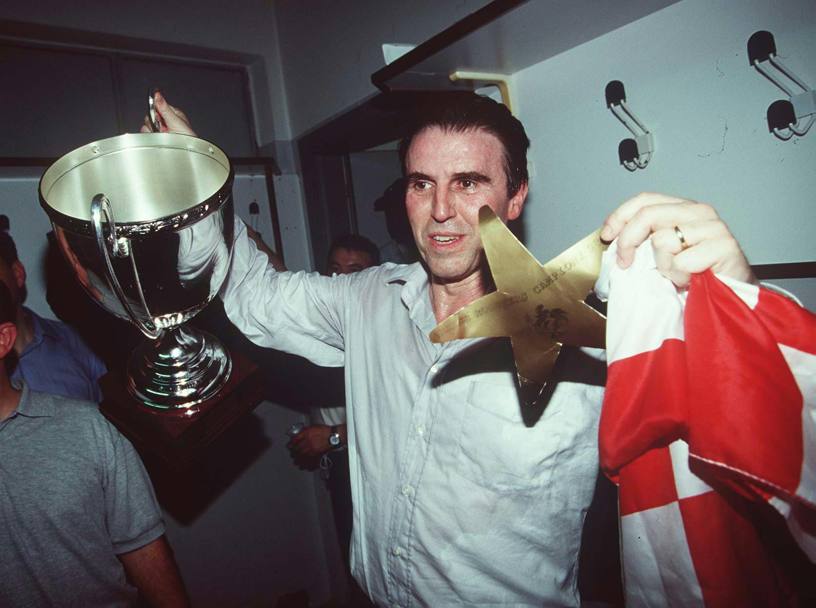 Finale scudetto 1999, Recalcati in versione allenatore mostra orgoglioso lo scudetto vinto con i Rooster Varese (Omega)